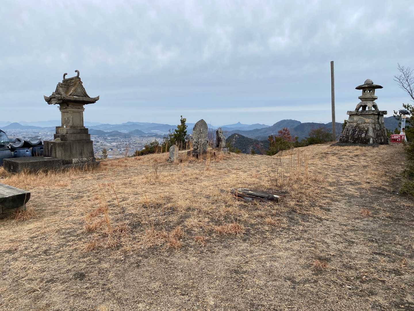 虚空蔵山の山頂に到着です。無料の望遠鏡もあります😊　

下山ルートも綺麗で、この山はカミさんも連れて登れると思いました。