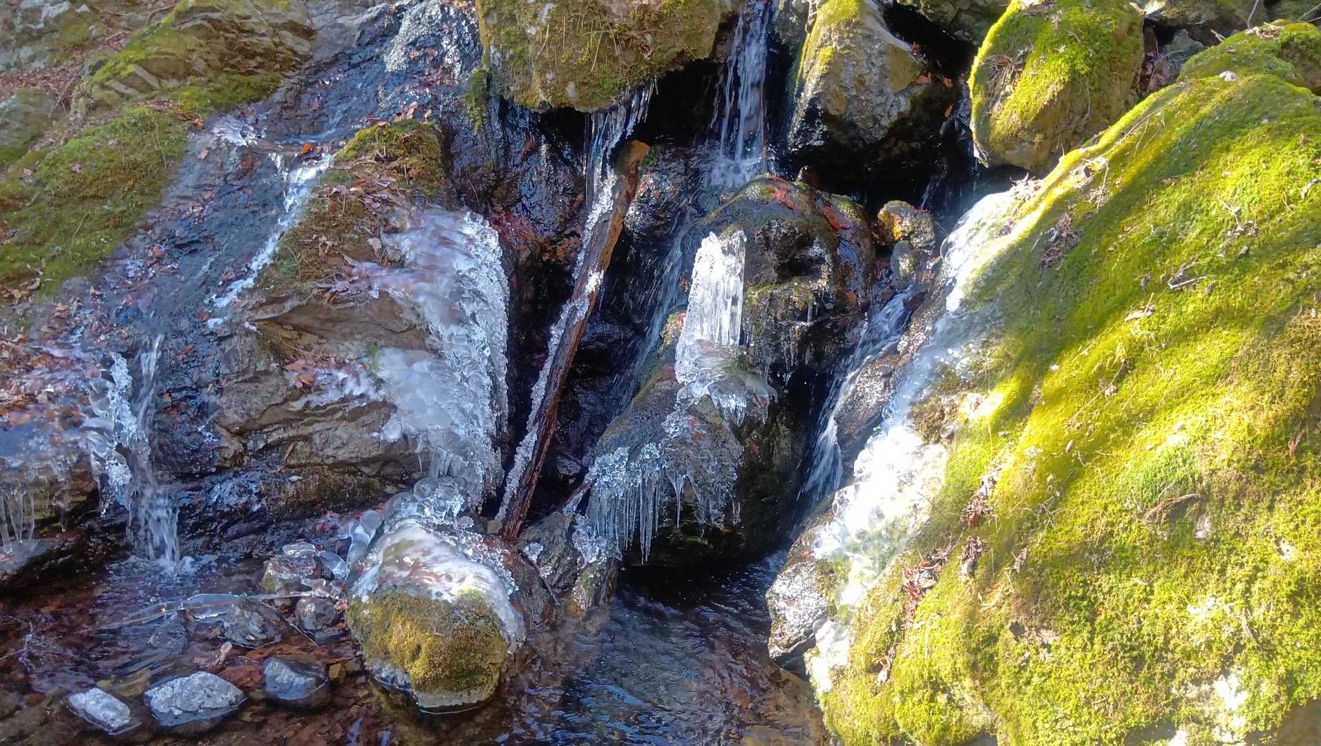 まあまあ凍ってます。
大滝を凍らすには気温が高いみたい。