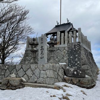 山頂は相変わらず暴風地帯です！