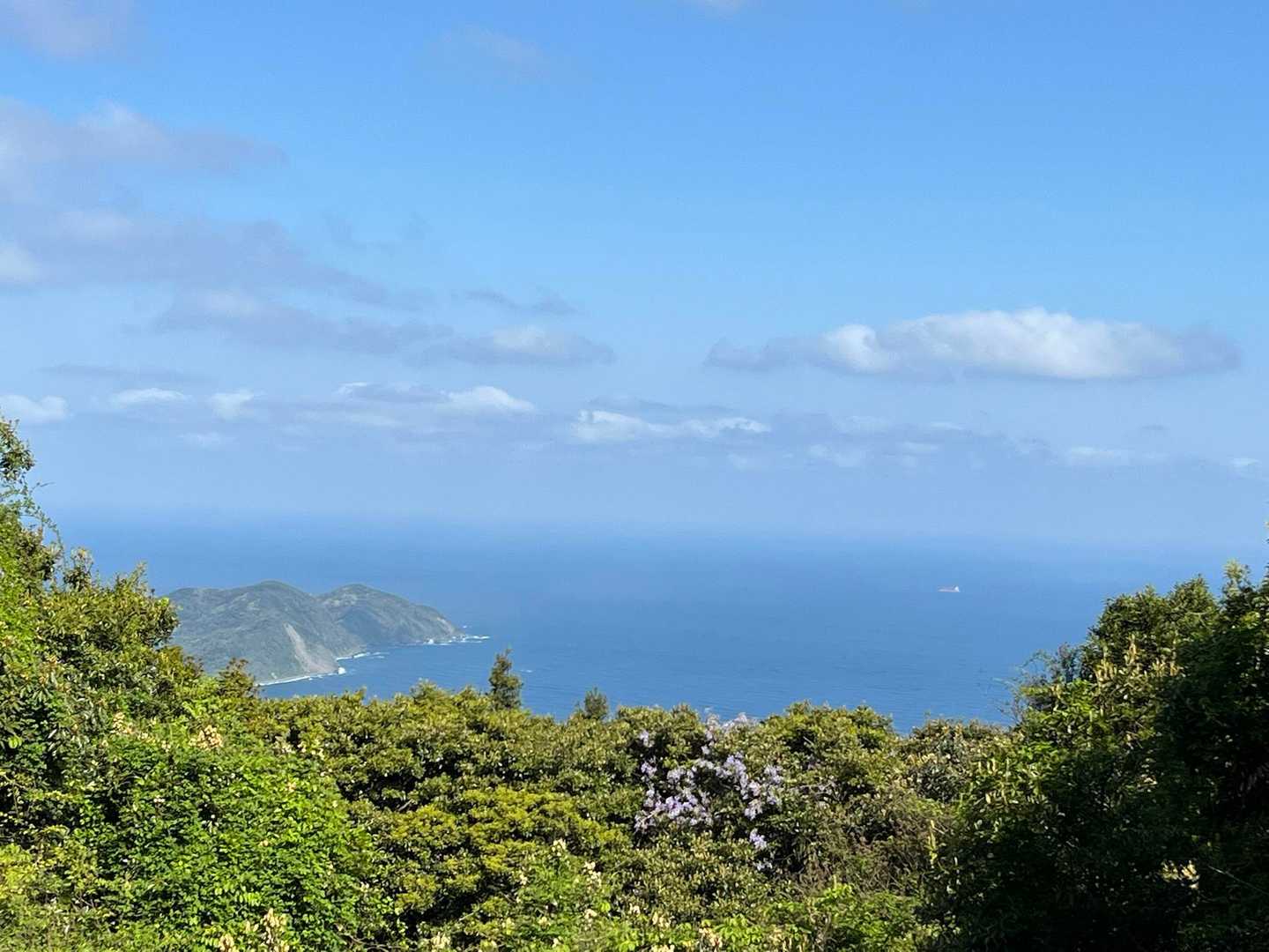 湯川山山頂からの眺望
霞んで沖ノ島は見えず