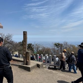 山頂。みんなランチと景色を楽しんでいる。