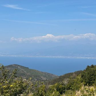 もうガスが上がって富士山の頭だけ…