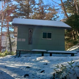 雪は1800m過ぎた辺りから現れ、1900mくらいで繋がる。大樽避難小屋からチェンスパ装着(12爪アイゼンとカンジキはただの重り)。この日はチェンスパがバッチリ適合👍