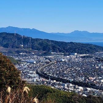 展望台からの眺望。
左から越前岳等愛鷹連峰、少し空いて右側に見えるのは神山等箱根方面らしい。