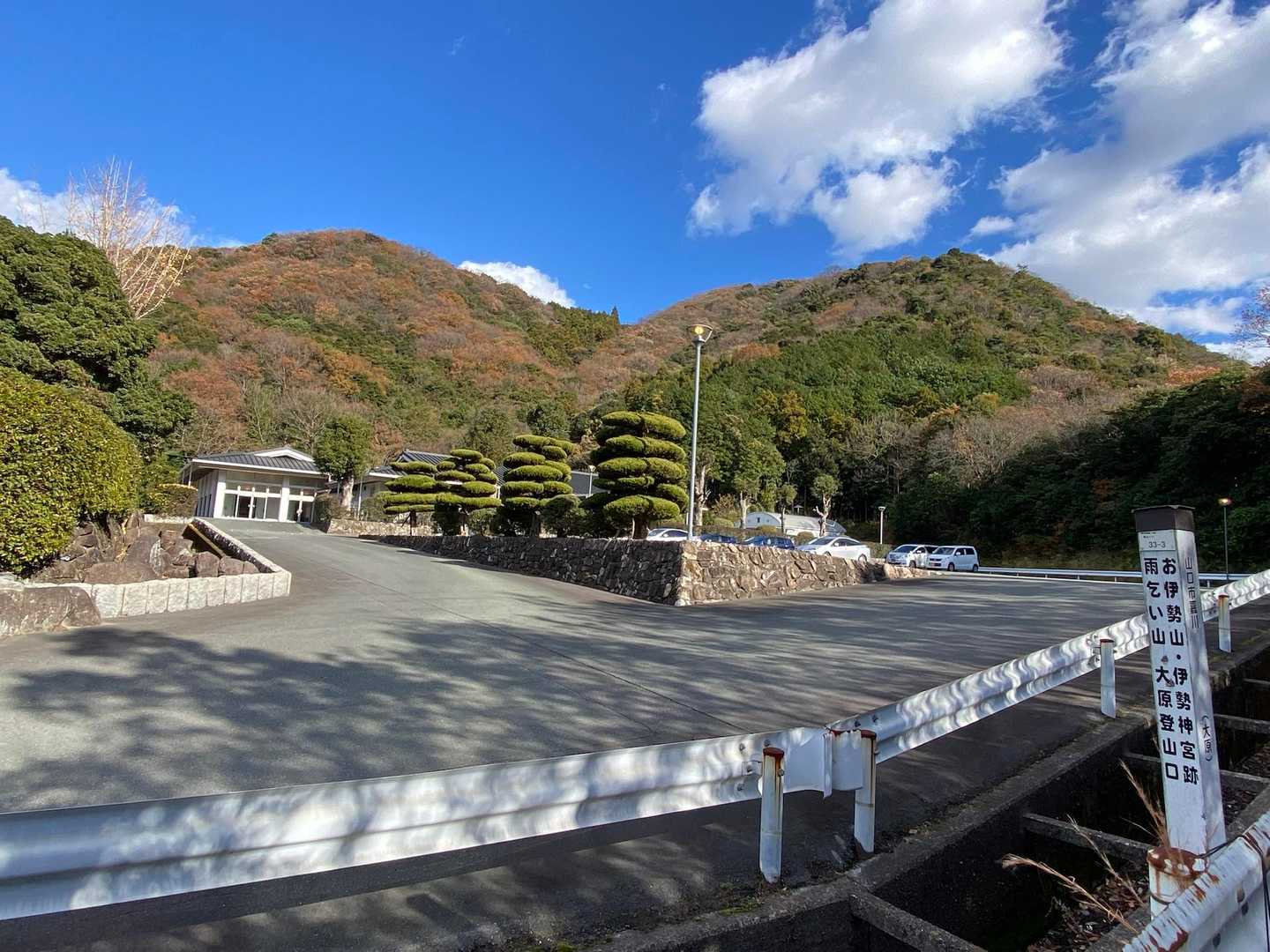 大原登山口から「雨乞山」（右）と「愛宕山」を眺める。