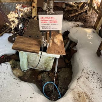 大弛小屋の水場

キンキンに冷えて美味です。
2L以上補充する際は100円で、良心的🙆