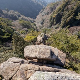 断崖絶壁！！背筋がゾクッとした。
こんなところでロッククライミングするのか！！