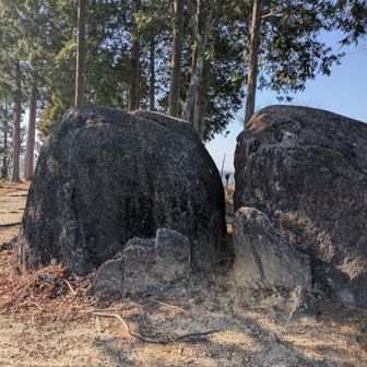 ダブル大岩🪨🪨があって、
その向こうに…