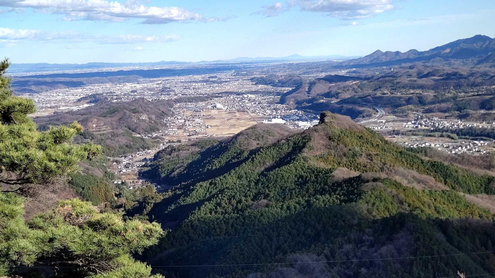 鎖場⛓️を登り上がって📸先ほど探険した破風山を🕵️