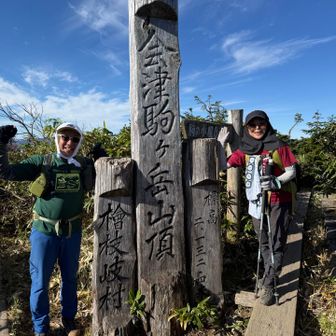 山頂到着、共にTシャツが蝶ヶ岳のゴジラだった事に気付く、恥ずかしい