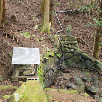 お寺の上側に休憩所と水場