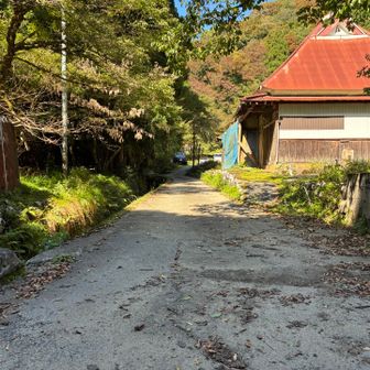 奥の駐車場に向かい、ゴールしました。
下山時には6台駐車されていたが、まだ停められる状況でした。

天気が良く、稜線・山頂部では爽快な山歩が出来ました。素晴らしい山行でした。

今日は約10kmの山行。前回と比べれば半分の距離なので楽でした。11時迄にゴール出来たのでもう1周出来そう。やらんけど…
おつかれ山でした。