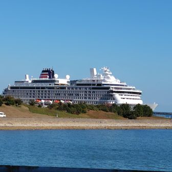 遠くから見てもデカい
