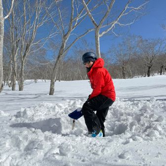 ここにお泊まりするためのイグルー作り...見学