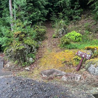 境内を横切って反対側へ。
西国八十八箇所出発口から山へ入り、⑦天狗岩クリアをめざす。