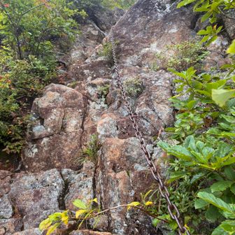16.前グララスト鎖場
【行き帰り】大股を要求されるタイミングはあるが、三点支持が成立しない瞬間はない、画像右側のツルツルな岩壁を要所で活用する