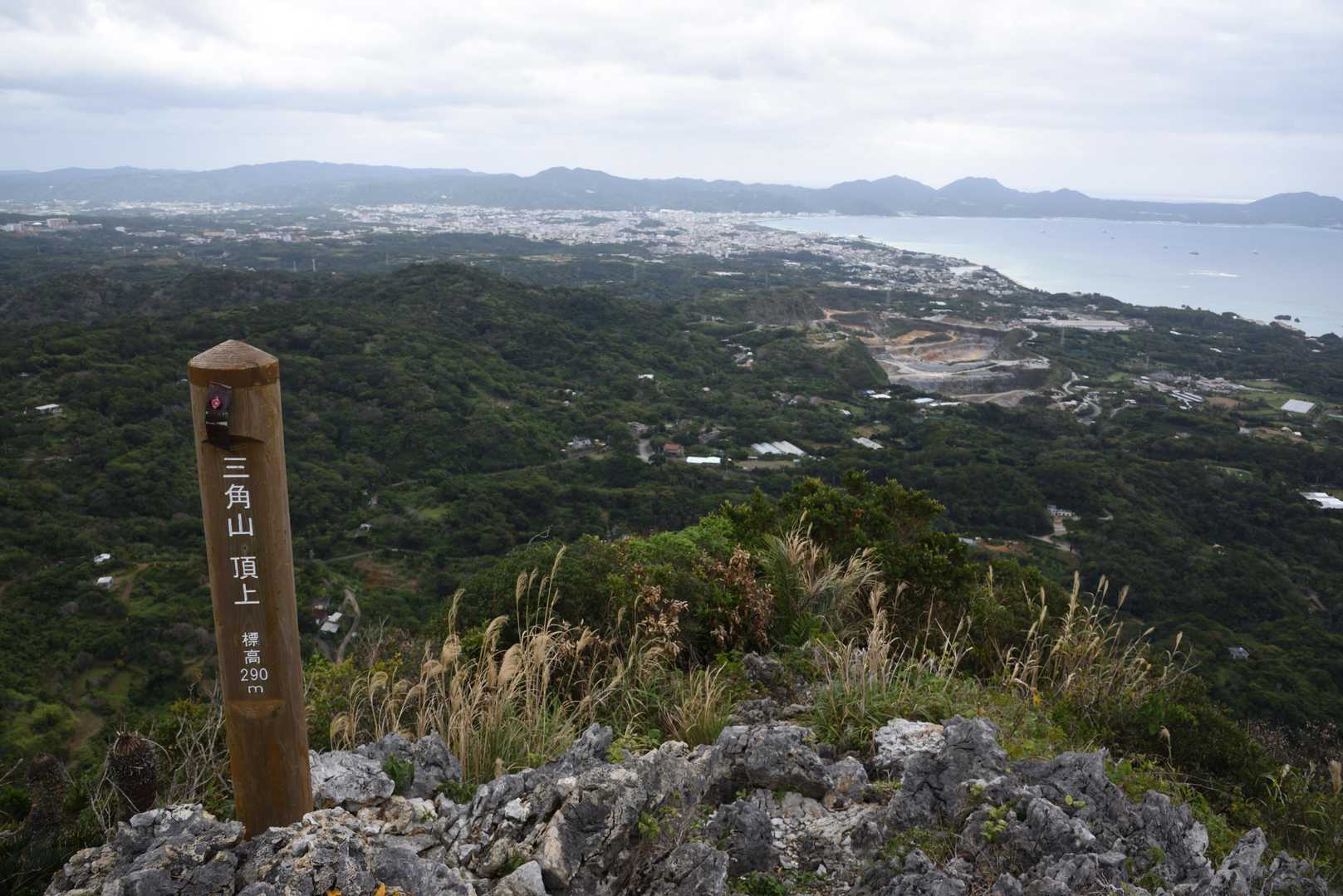 三角山頂上
切れ落ちてる高度感が凄い！
正直、怖かった