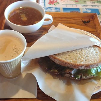 バーグサンド、オニオンスープ、カフェオレ