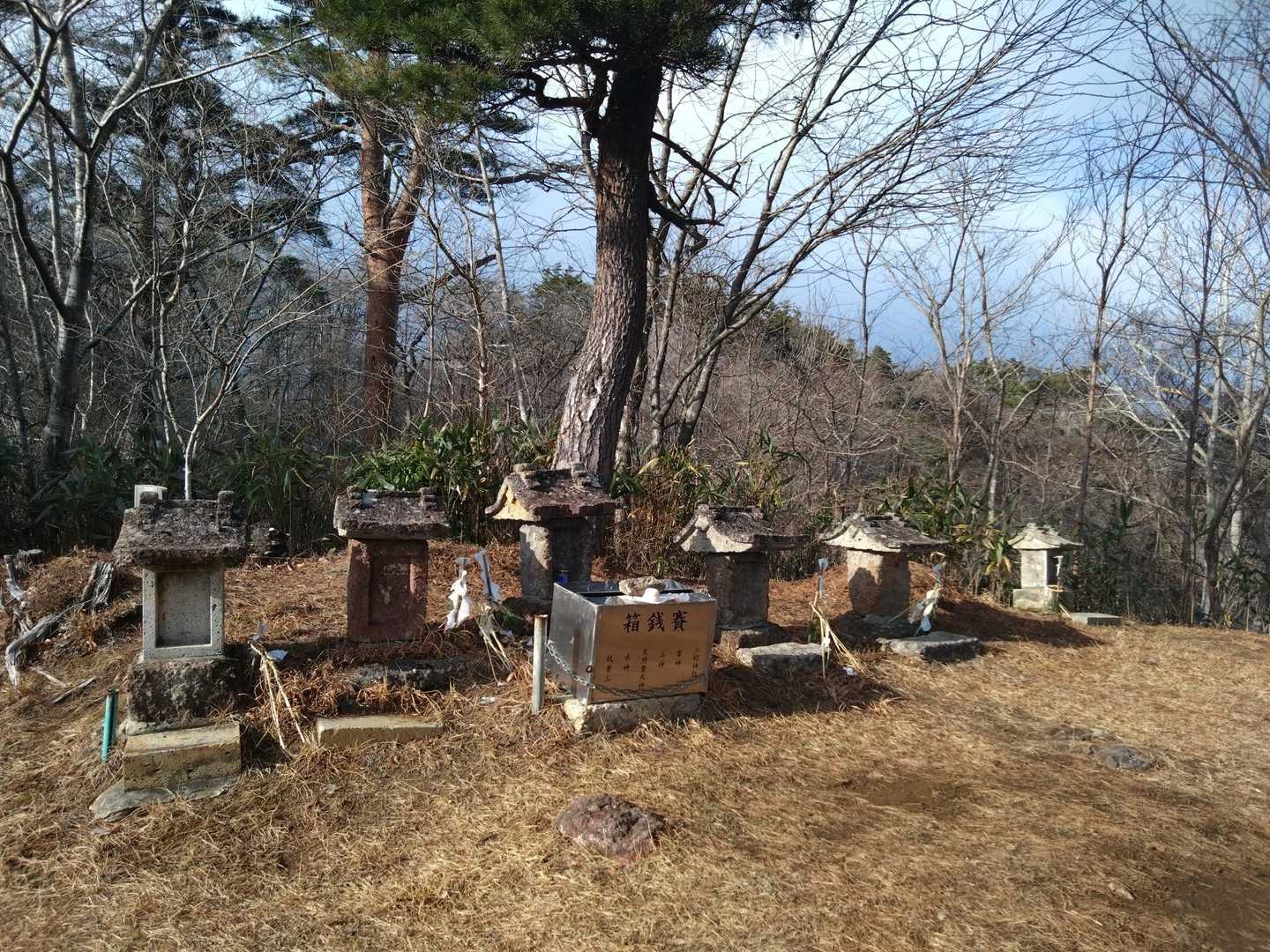 お社。賽銭箱にそれぞれのお名前が書いてあります。