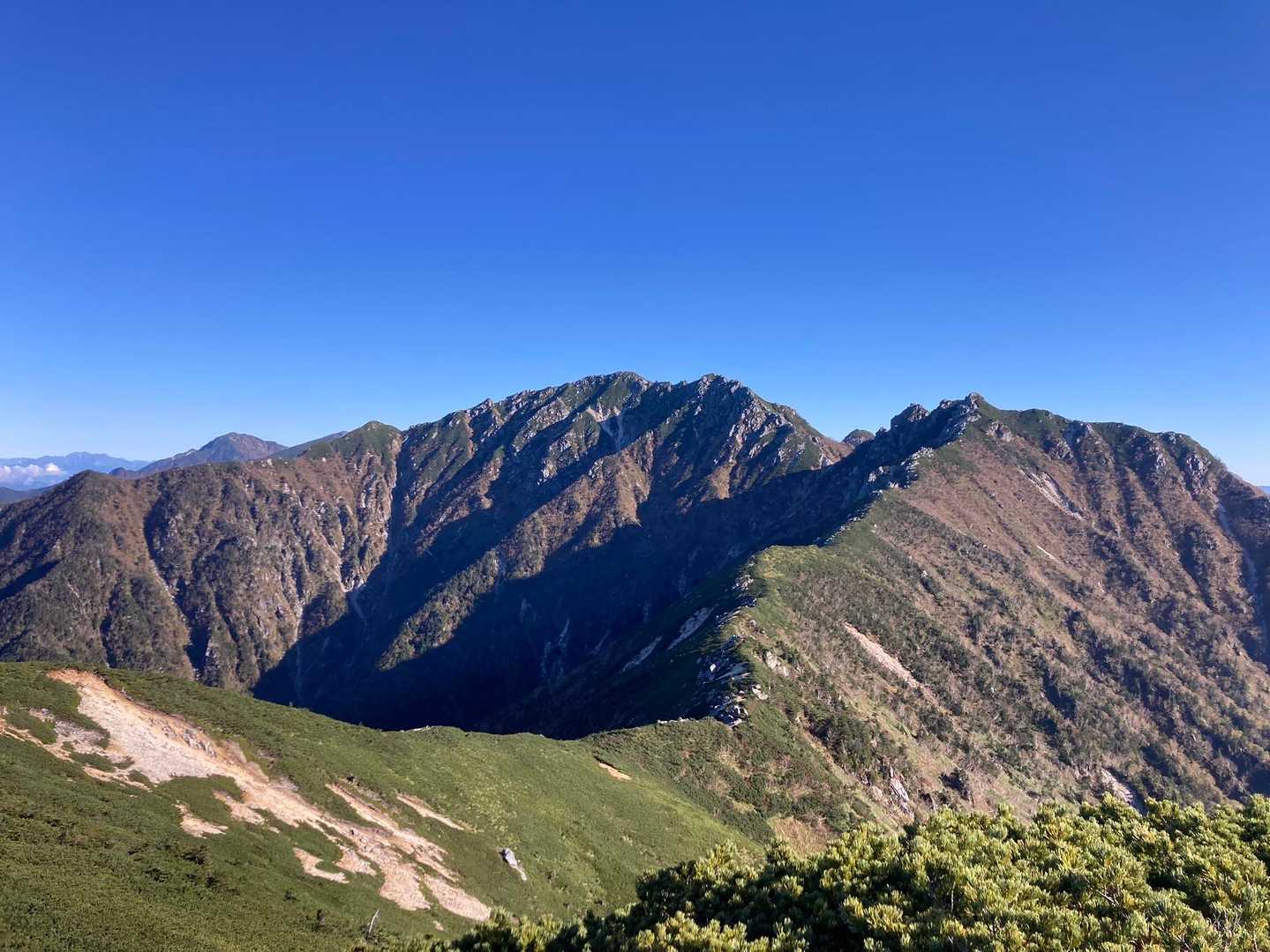 かっこいい✨
次は仙涯嶺、少し右のボコボコした岩の辺り。そこから少し下って登り返すと写真中央の南駒ヶ岳⛰️100名山だったかもしれない山😁
