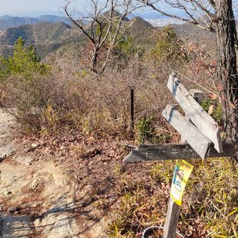 看板が朽ちてほとんど見えない