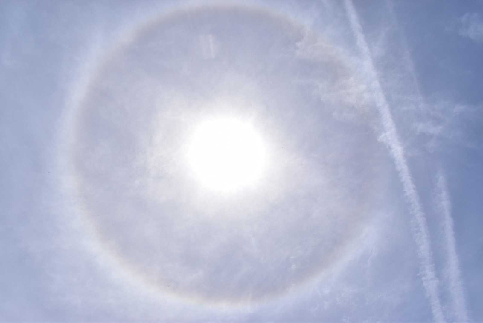 日輪(日暈)
近くにいらした登山者の方に教えていただきました

吉兆のしるしとか？
いいことありますように👏