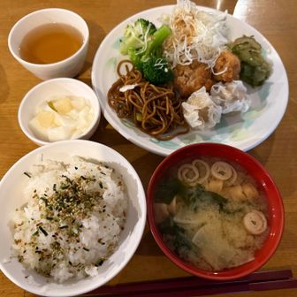 槍ヶ岳山荘、夜ご飯。ビュッフェ形式。もちろんおかわり🤤