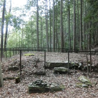龍門寺跡。礎石が残っています。