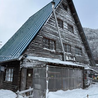 縞枯山荘。営業中だけど冬季はご飯は提供して無いそうです