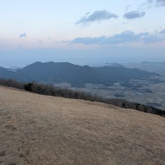 西側からの風がキョーレツなので、東の斜面で日が暮れるまで待つか🤔
