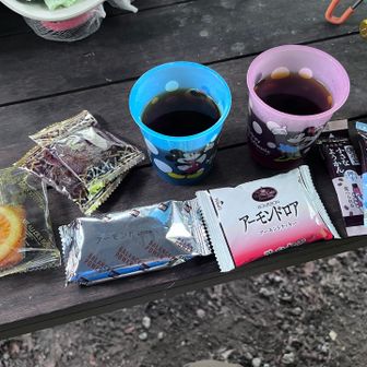 食後のダバダ〜☕️と
おやつ😋🎶