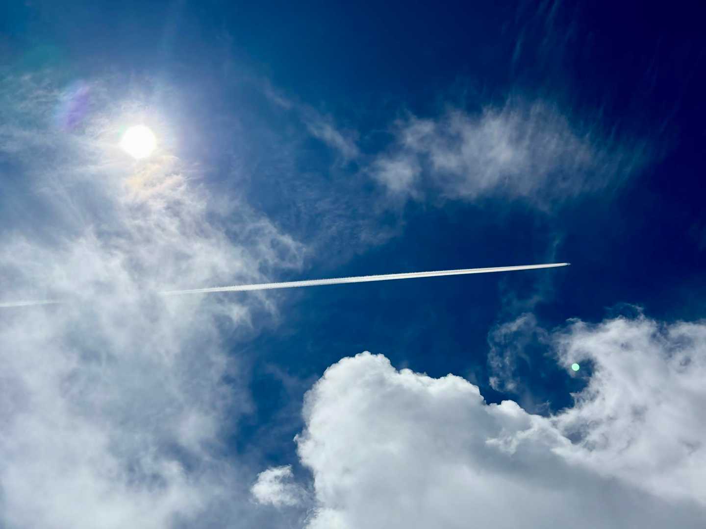 空を見上げたら太陽と一本の飛行機雲を只今製造中真っ青なキャンパスに描かれる最高✨