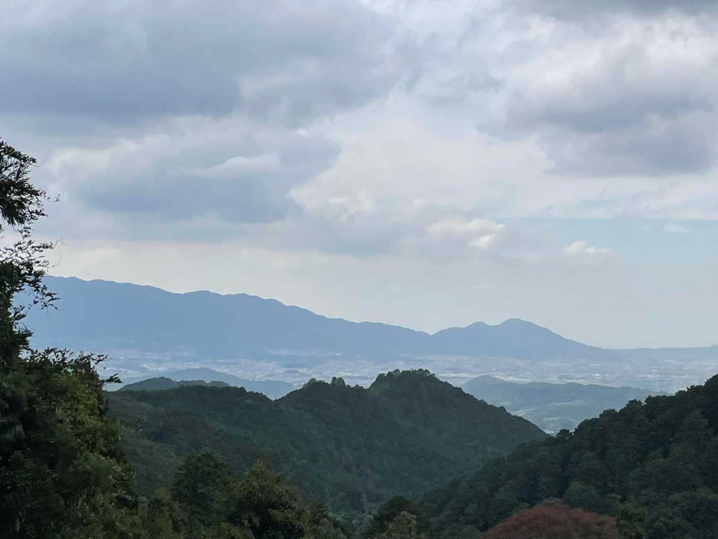 双耳峰が美しい二上山