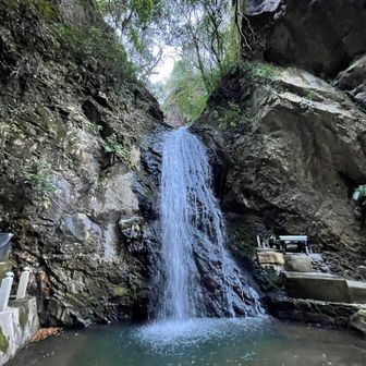 最明寺の行場。見事な滝