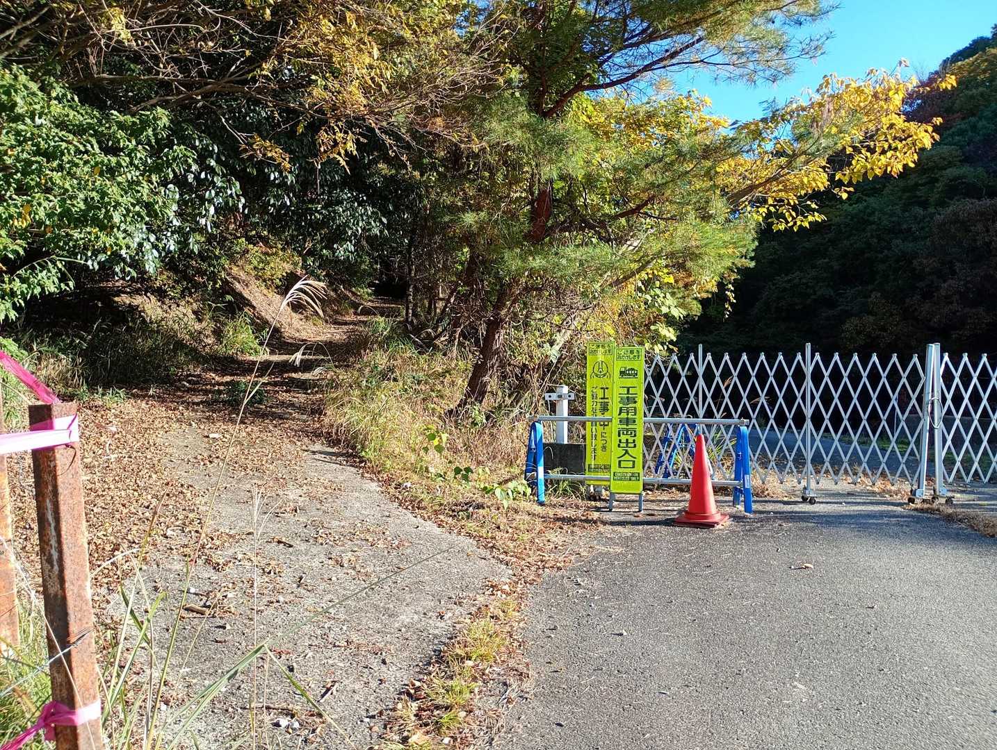 行き止まりでこの左が登山口