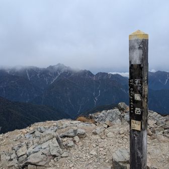 五竜ピークは2回目。天気も下ってきたので今日はあっさりと通過する事にします。雨が降ってきて泣きながらテント設営