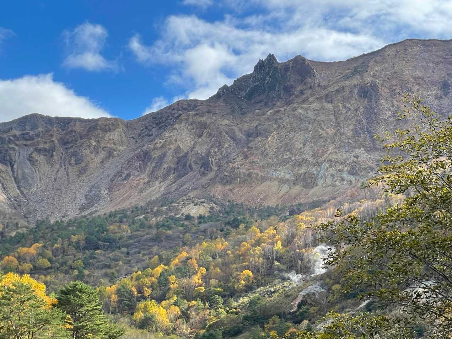 右手下の方から白い噴煙が上がってます🌬️