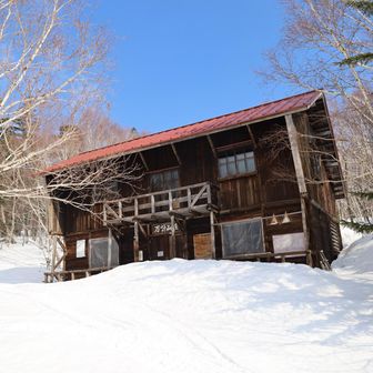 2時間ほどで万計小屋へ
この時期なら夏道歩くのとそう変わらないタイムかな
残念ながら今回は宿泊しません