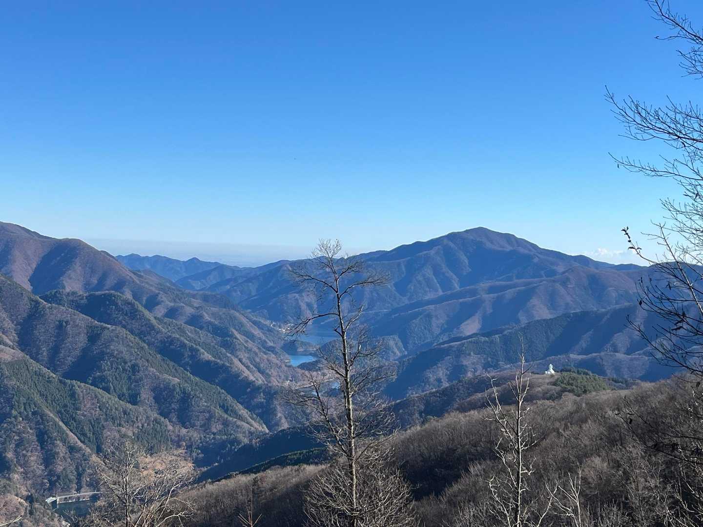 ここからの展望はとっても良い✨
奥多摩湖とどっしりした御前山。