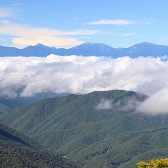 西には期待していた南アルプスの山々がズラリ。
左から笊ヶ岳、聖岳、赤石岳、悪沢岳、あたり。