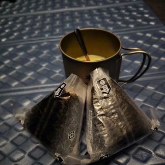 スゴ乗越小屋のお弁当はオニギリ２つ。鮭と昆布