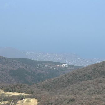 続いて万次郎岳へ
途中で太平洋がうっすら見えた