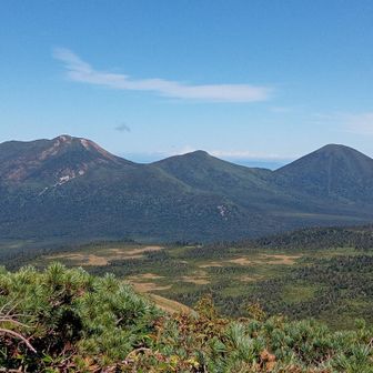 山頂からは360°の大展望です。先ずは、北八甲田連峰の左から八甲田大岳、小岳、高田大岳です。