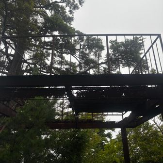 山頂の展望台
朽ち果てていました