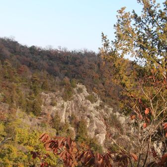 展望所から向こう側のチンネスラブの上部の岩の上に人が見える