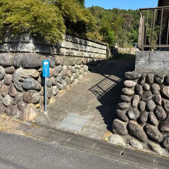 官ノ倉山登山口。ようやく車道終了。ちょっと急登。下りに慣れた体に登り返しはきつい！