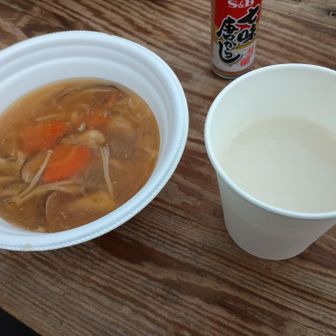 きのこ汁と甘酒を注文して暖まる😄
夫婦でやられており奥様に話を伺うと3年前から土日だけキッチンカーを出しているそう！
ここは奥武蔵トレイルの中間地点に位置しトレランの方々やライダーの方々も多く寄られるそうだ！
雑貨も売っていた