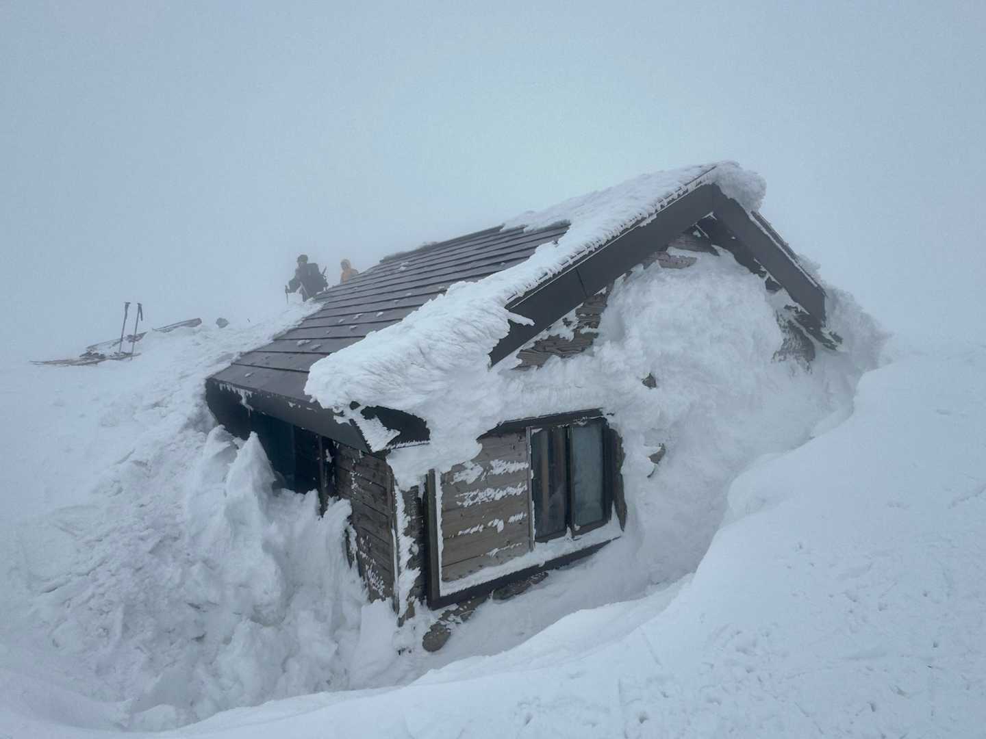 吹雪じゃないけど風がつよい
うもれた避難小屋