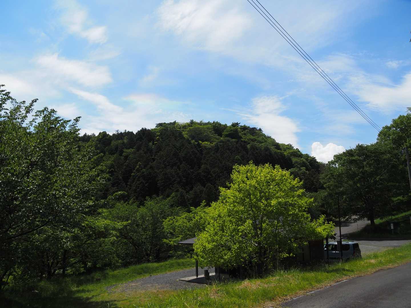 駐車場に戻って来ましたが、結局誰とも会わずで車もボッチだった様です。😵💨
この写真にも彩雲が写ってますが、分かり難いですよね・・・

本日も拙いレポートに最後までお付き合い頂き、ありがとうございました。🙇🙇