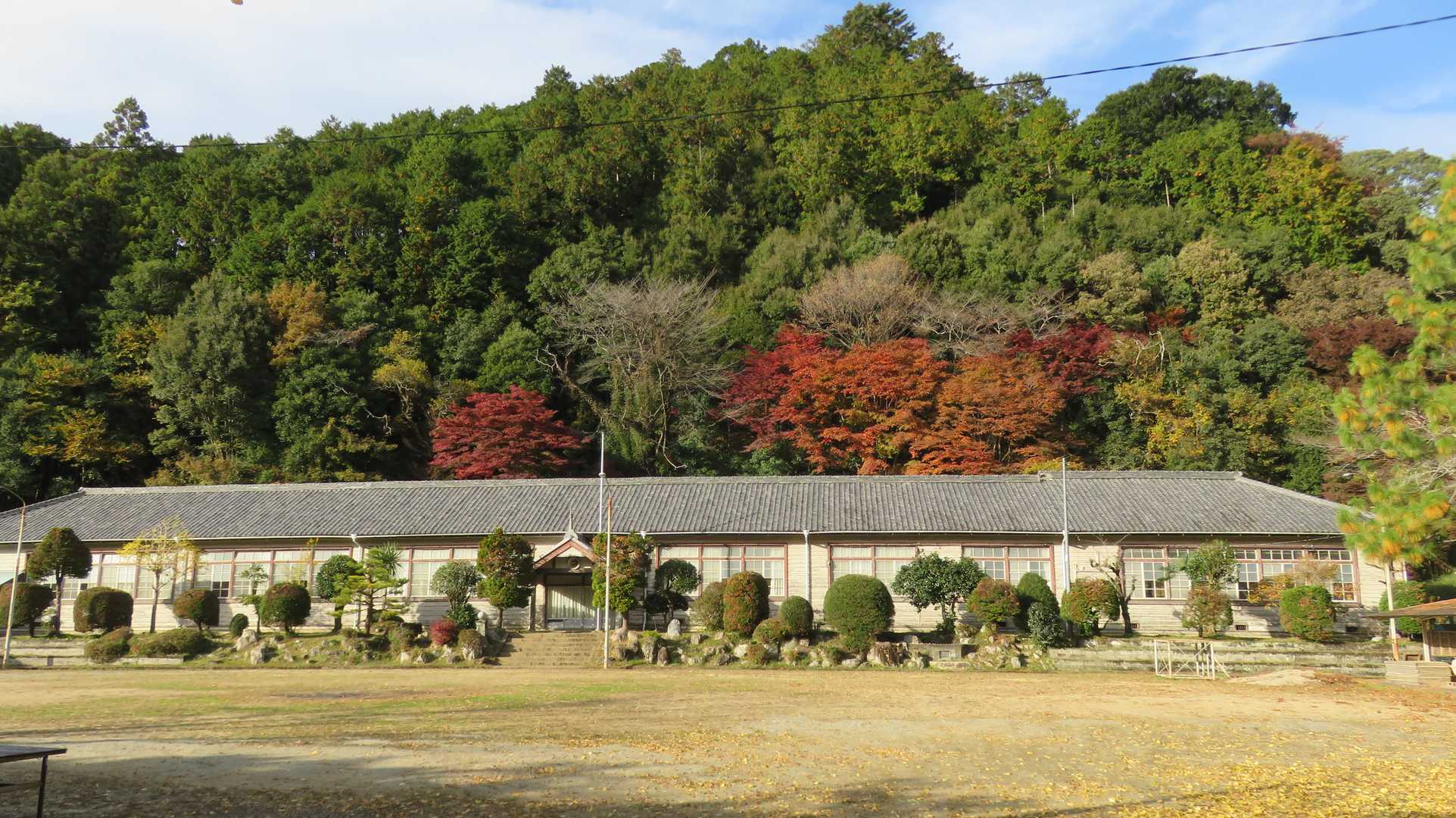 旧門谷(かどや)小学校。大正時代の木造校舎。NHKドラマ「エール」のロケ地になったそうです。